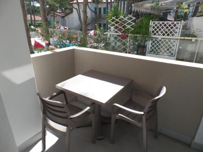 New flat for five guests in a residence with pool