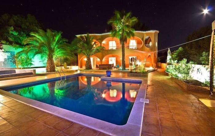 Villa Camaleão with Waterfall Pool by LovelyStay