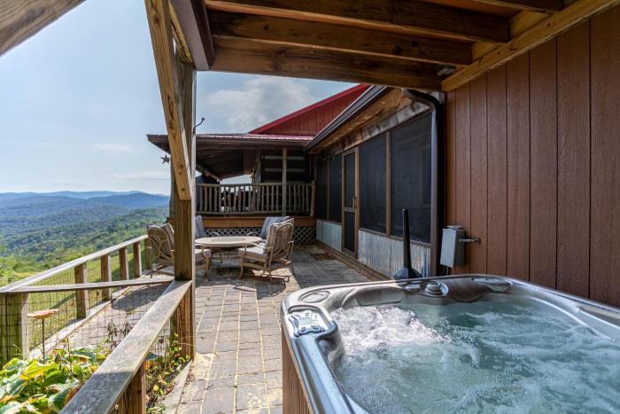 1 Million Dollar View Hot Tub Theater Room Pool Table Air Hockey 10min to Banner Elk