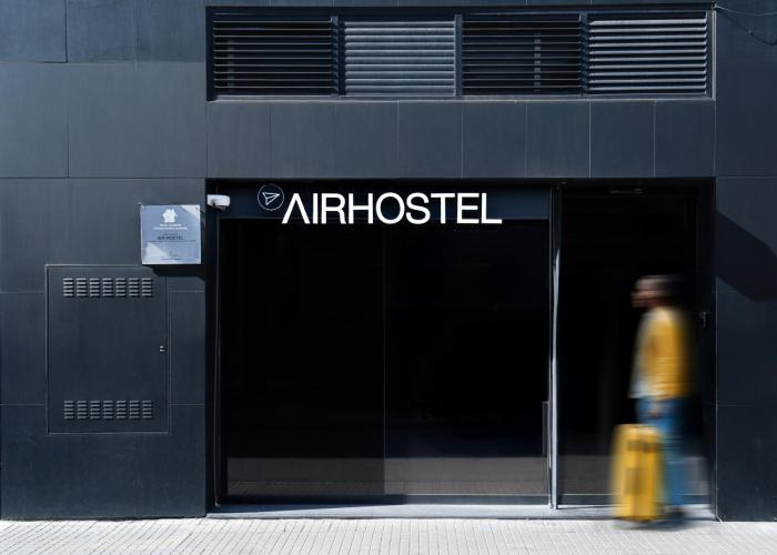 Airhostel Barcelona Airport 24h