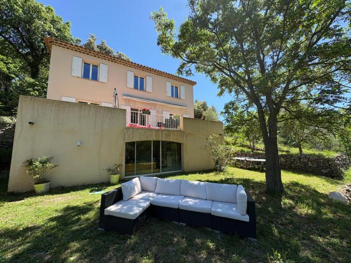 Villa en pleine nature, piscine, jardin et parking