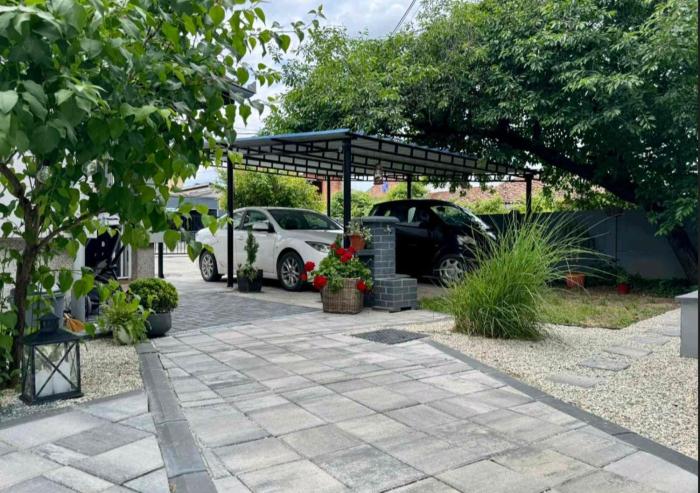 Prostrana moderna kuca u centru- 2 spavaće sobe, parking u dvoristu
