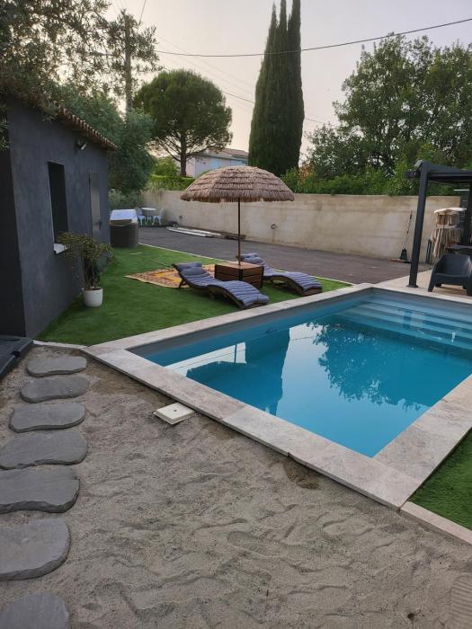 Maison cosy centre ville de lIsle sur la Sorgue avec Piscine et parking privé - climatisé