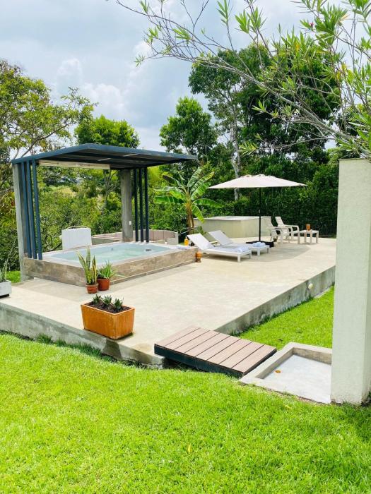 Refugio Botánico en Cerritos pereira Jacuzzi y naturaleza