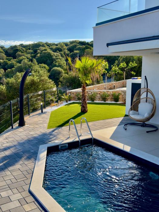 Bellord Lun, Private Heated Swimming Pool with Panoramic Sea View