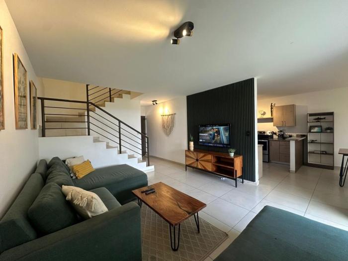 Close to the Beach and the City! 5 Rooms, 10 beds, Trampoline, Pool & Sports Area