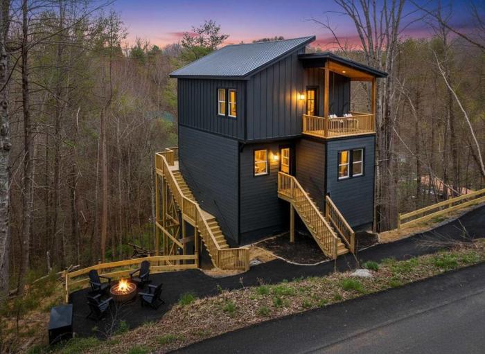 New Modern Gatlinburg Cabin with Fire Pit Hot Tub