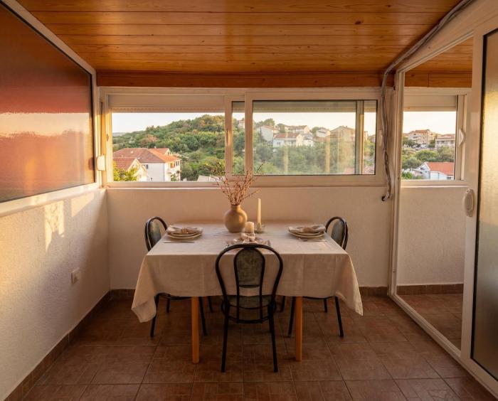 Warm & Bright Apartment Near the Beach