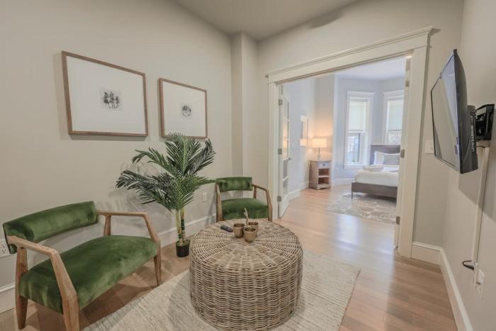 Bright Newbury Street 1 Bedroom Apartment