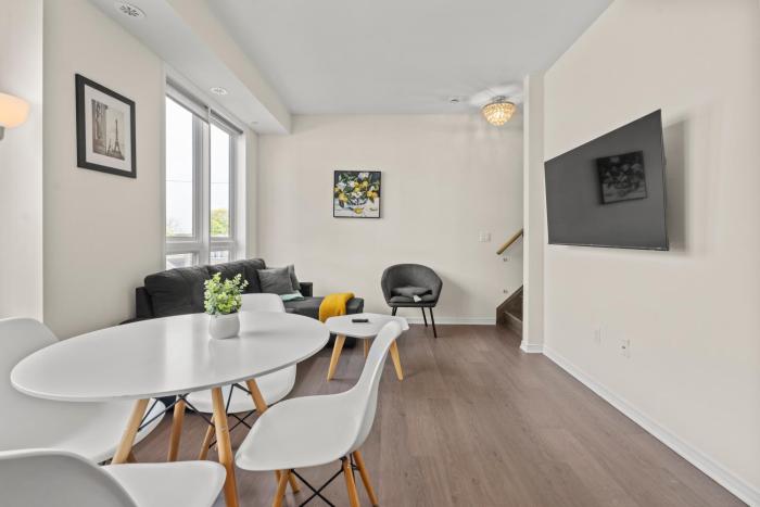 Modern Midtown Toronto Townhome with Parking & Rooftop Patio