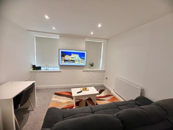Modern 1-Bed Flat with Workspace and Free Parking