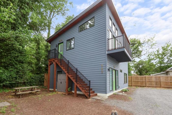 Two Suites Near Downtown Raleigh Sleeps 8