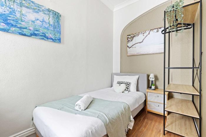 Private Single Room - Conveniently Located with Shared Bathroom