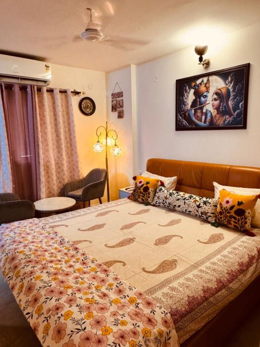Shri Gauri Kunj Divine Stay Near Prem Mandir