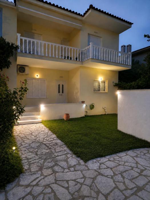 ALIO Seaside Maisonette, Steps from Diakopto Beach