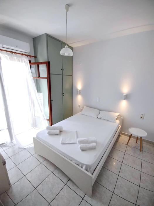 Galatas apartment 5 with beautiful sunset, 750m from the sea