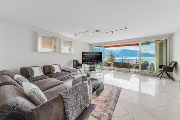 Spacious 3BR Lakeview Apartment with Terrace by GuestLee