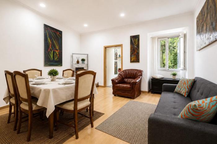 Spacious 3BR Apartment, Metro at Door, Baixa