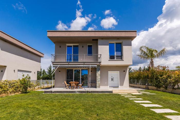 Garden Breeze Stay Villa 1 - Gala Residence by PikHost