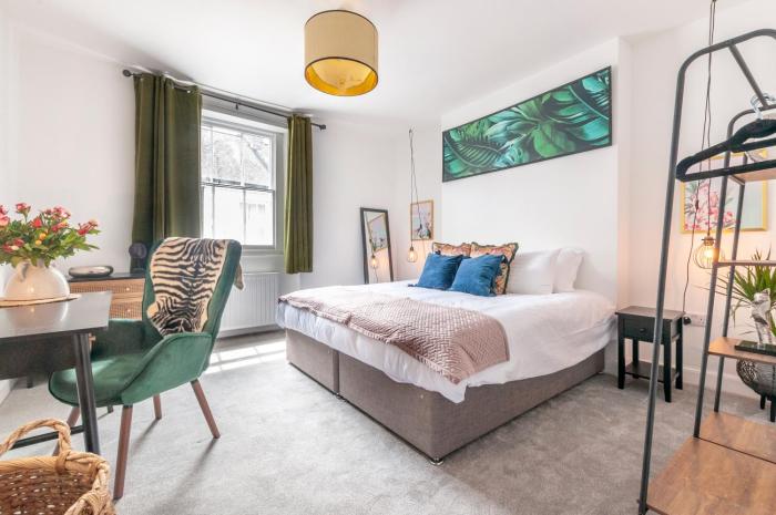 5 bedroom spacious Barbican house