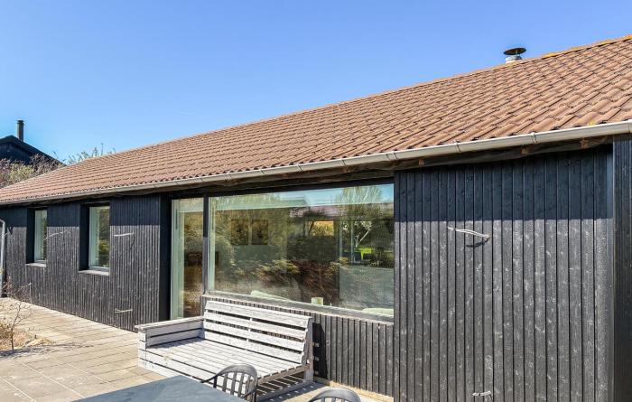 4 Bedroom Beautiful Home In Ebeltoft
