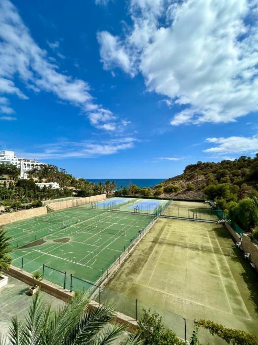 Apartamento moderno con vistas al mar y piscina