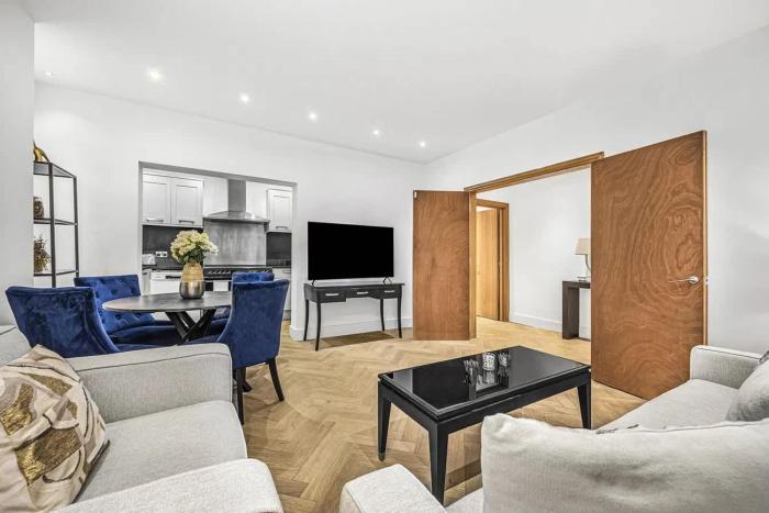 1-Bed Fitzrovia Flat - Private Patio, Sleeps 4