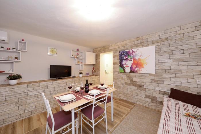 Sunny Stone Apartment with Free Parking