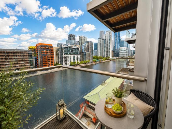 Deluxe Two Bedroom Canary Wharf Apartment