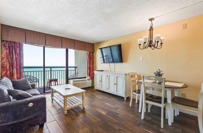 Beachfront condo w balcony & hot tub