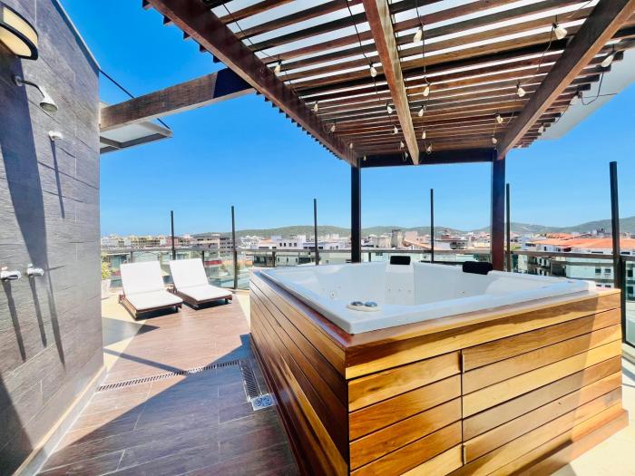 Alto Padrão vista lateral mar Jacuzzi privativa e piscina no condomínio