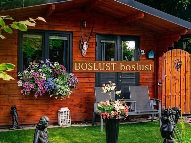 Chalet op een rustig park in de natuur