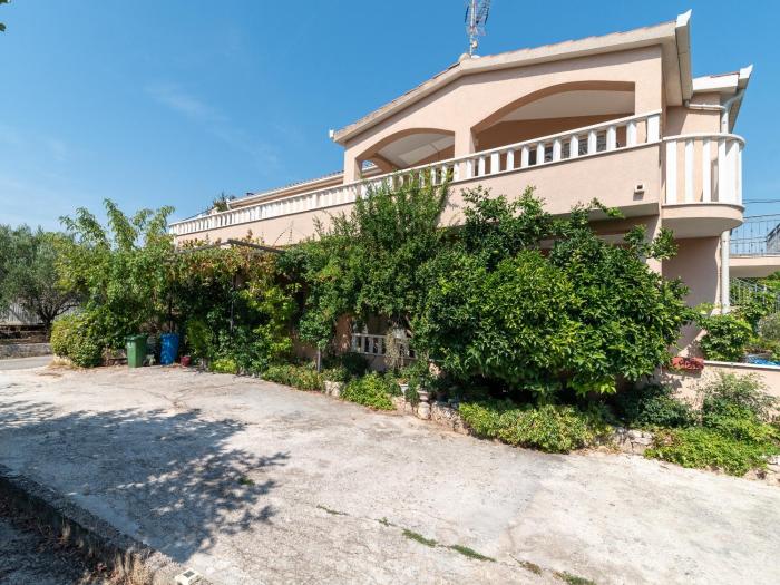 Apartments with parking space Trogir - 27140