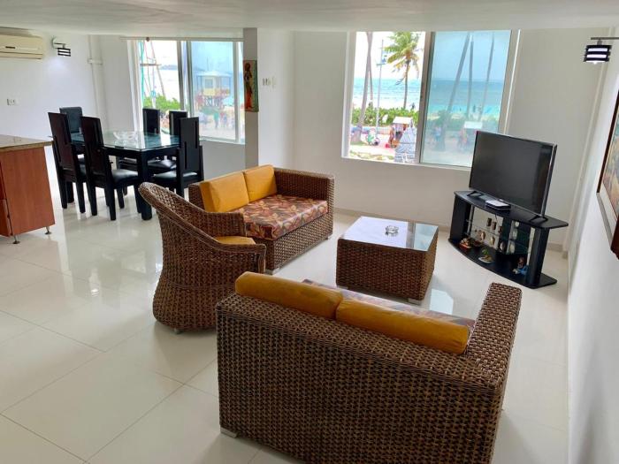 Apartamentos frente al mar Limsor Beach