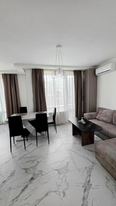 Luxury & Stylish 2 Bedroom Apartment at an Excellent Location