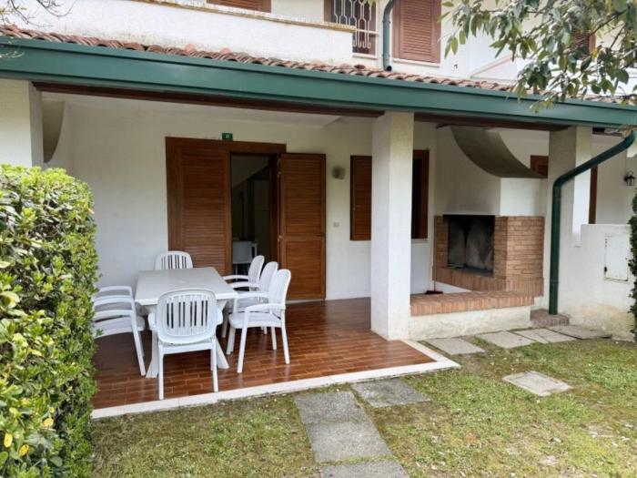 Lovely villa with pool, garden and fireplace