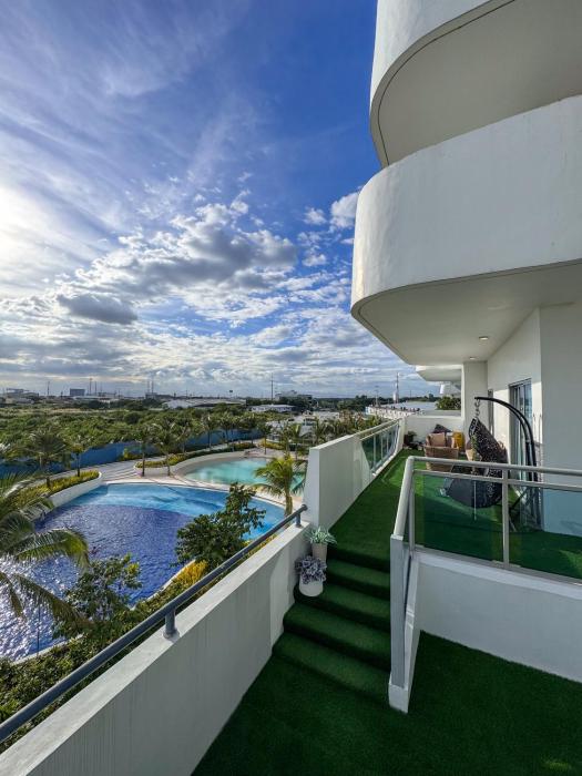 Beach Resort Condo Wave Pool Fast Wifi and PS5