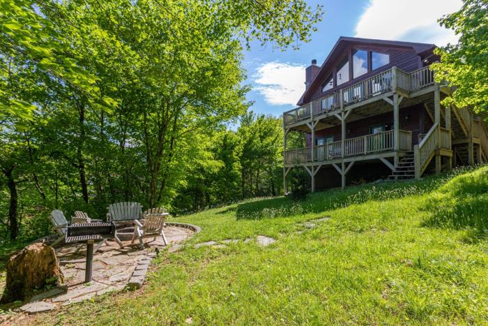 Bearadise Cabin - Pet Friendly Great Views Firepit and Yard on Sugar Mountain 2 Car Garage