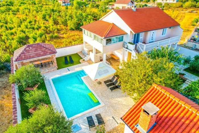 Holiday Home Dinko with pool