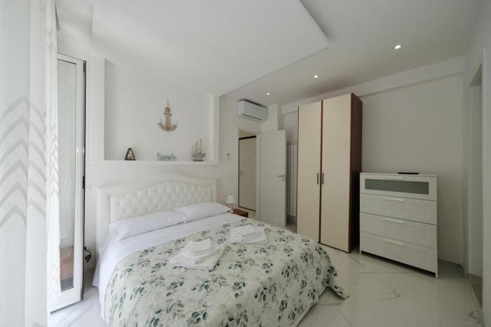 Seaside Apartment - Sleeps 6 - 2 Balcony