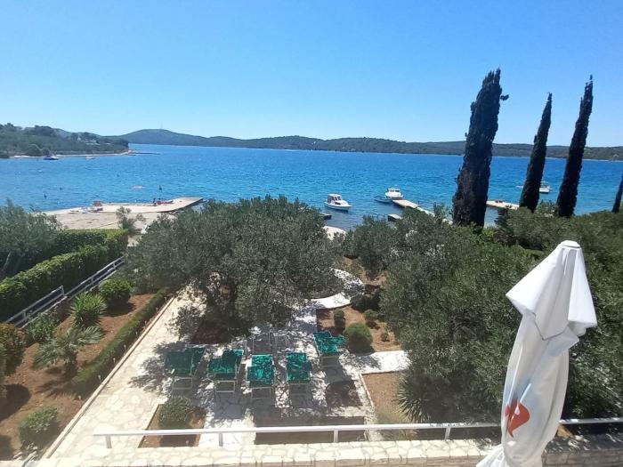 Holiday Home direkt am Meer und Strand- mit großem Garten und Terrasse- hervorragend für Fam by Interhome