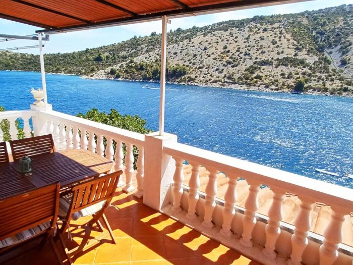 Apartment Wohnung Carmen mit Blick auf das Wasser by Interhome