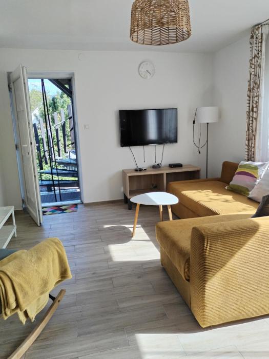 Dömper Döme Apartman 1E