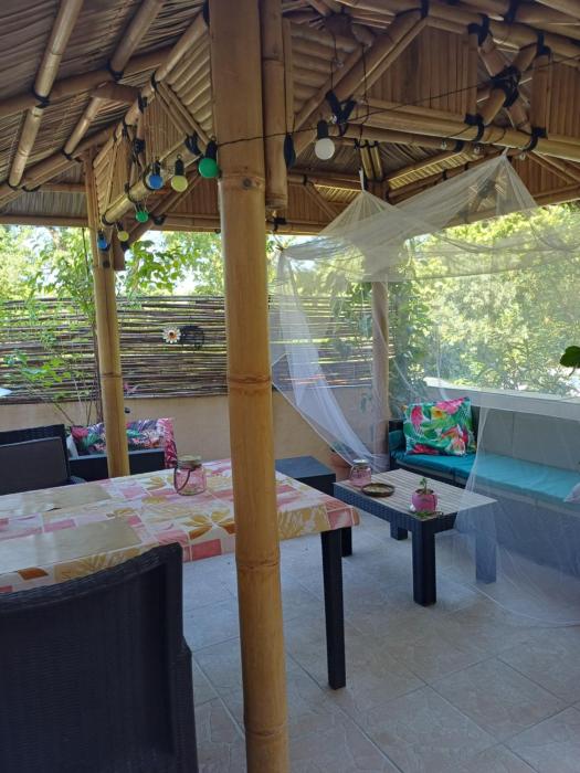 Studette climatisée, Terrasse 18m2, Grande Piscine et Grand Parking