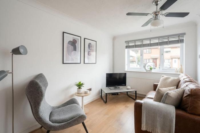 Comfortable 2 Bedroom Home with Parking in Taunton