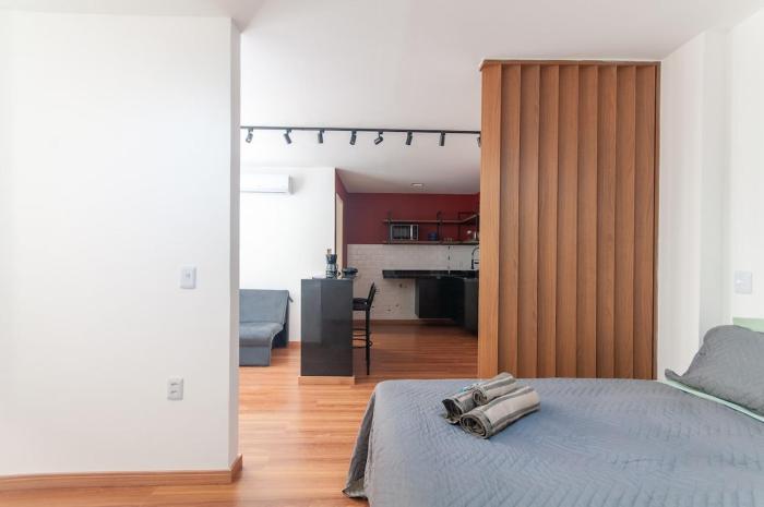 Studio com design moderno e amplo espaço