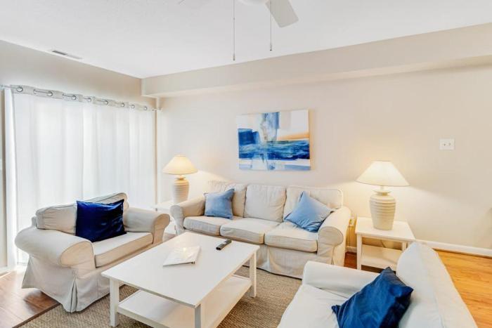Scarborough Village - 245 Country Club Dr, Unit #608