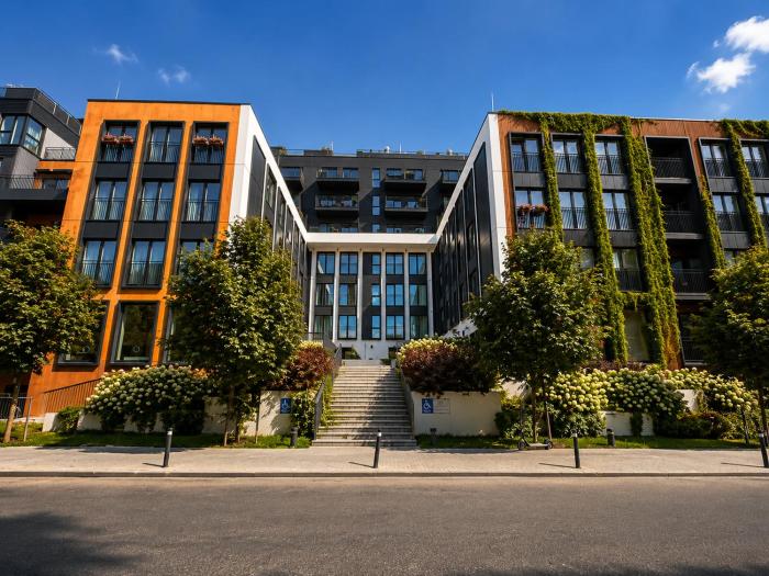 Stylish City Center Apartment with Parking