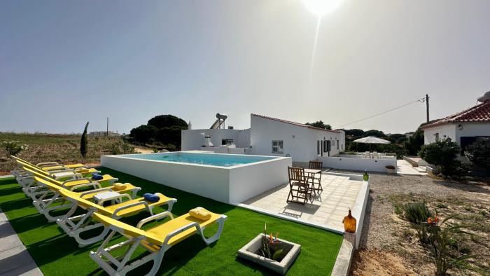 Villa Casa do Monte Private Pool near Galé Beach for 8 Guests, Albufeira