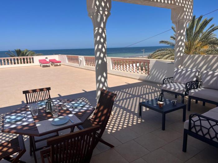Villa moderne bord de plage, terrasse magnifique avec vue sur mer, Zarzis